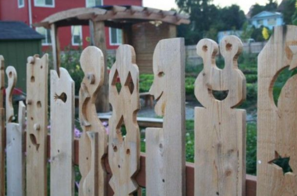 Pagar kayu dengan aksen ukiran artistik